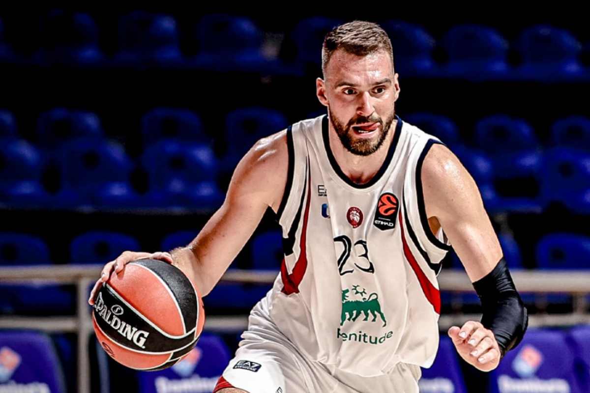 Olimpia Milano, è già crisi: il Maccabi dilaga 97-79 e Poeta finisce sotto accusa